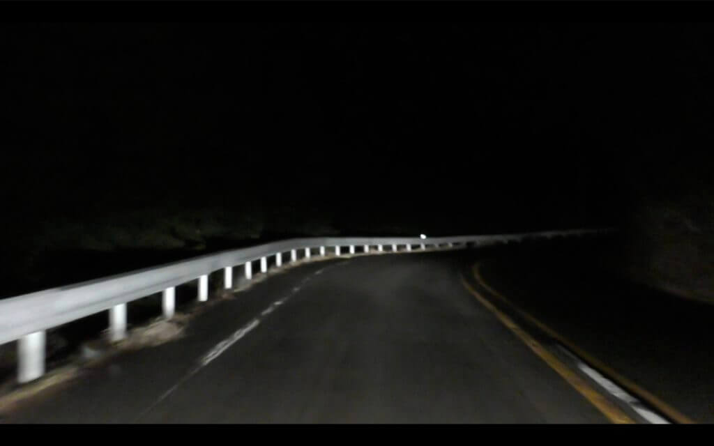 キャンピングカーで夜間に山中湖の山道を走ると、カーブの先はほとんど見えません。